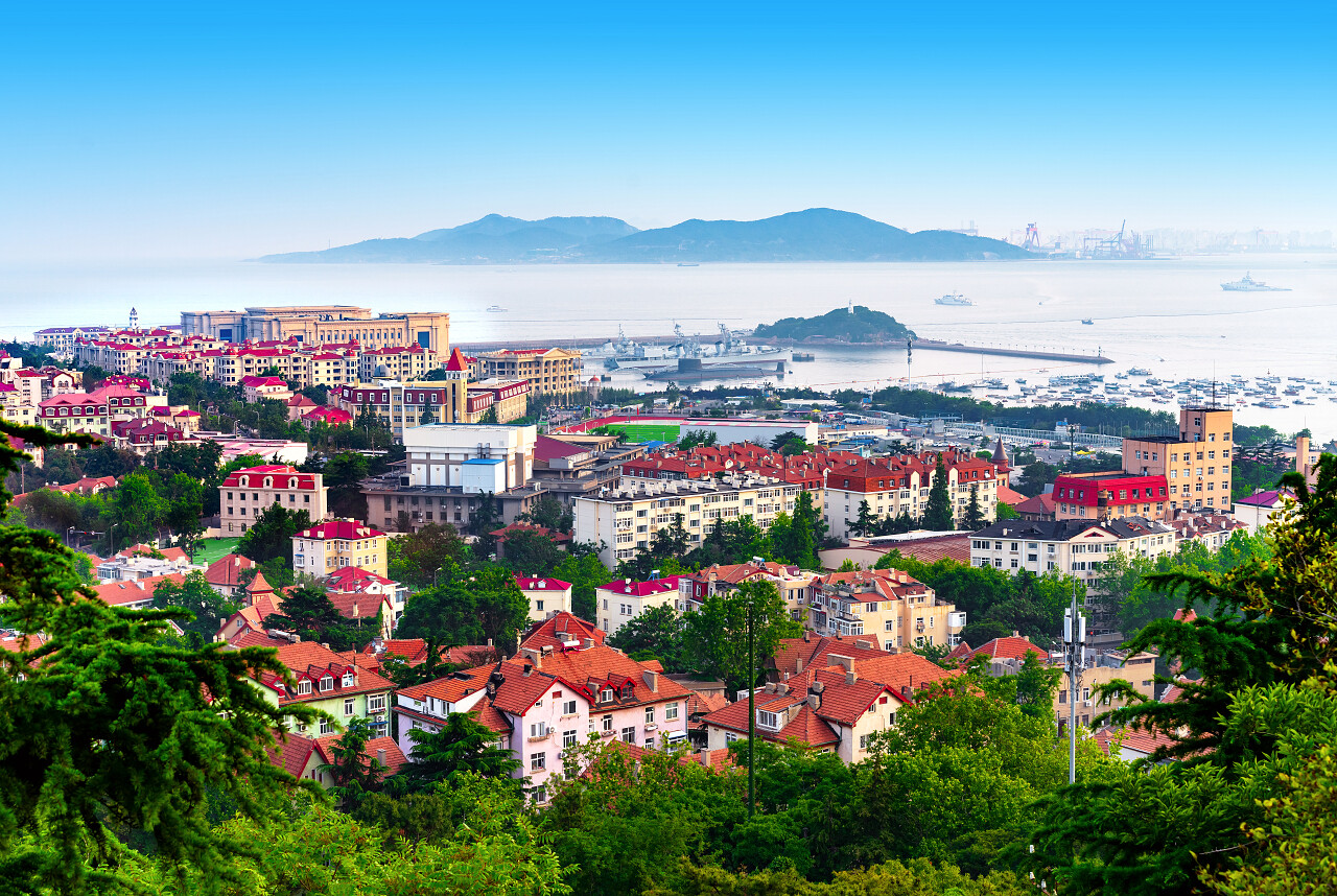 中国青岛市红顶与城市景观鸟瞰青岛旅游