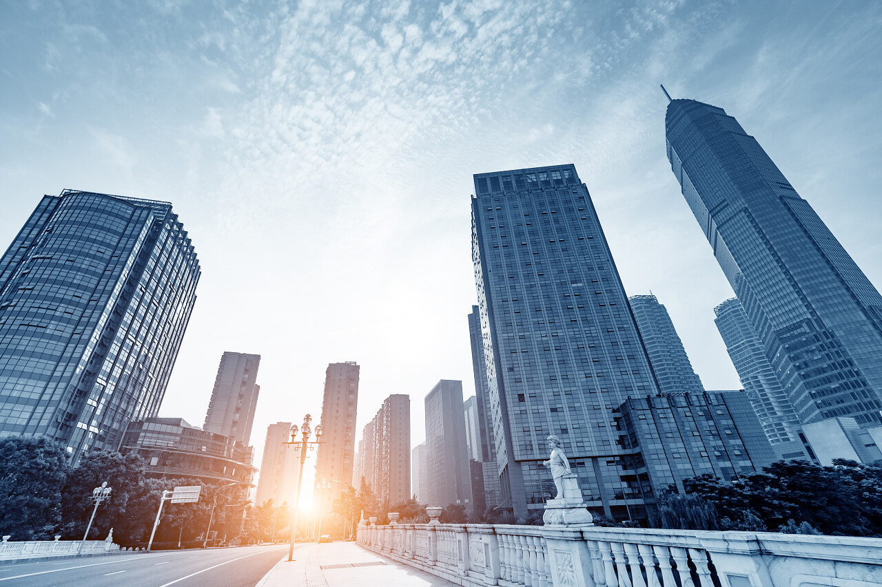 中国浙江省绍兴市的公路和高楼浙江