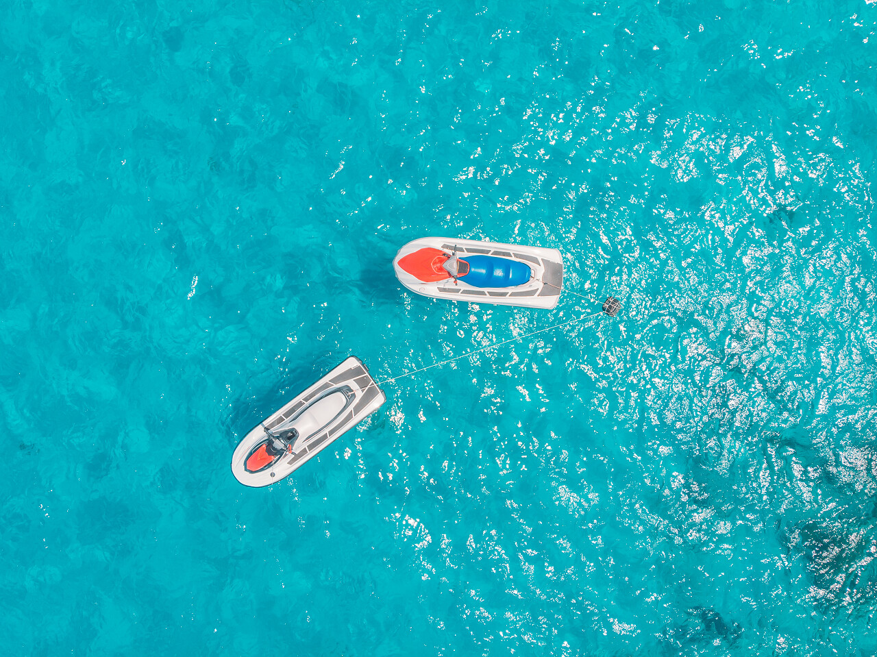 出租的喷气式滑雪板停放在蓝色泻湖热带蓝宝石