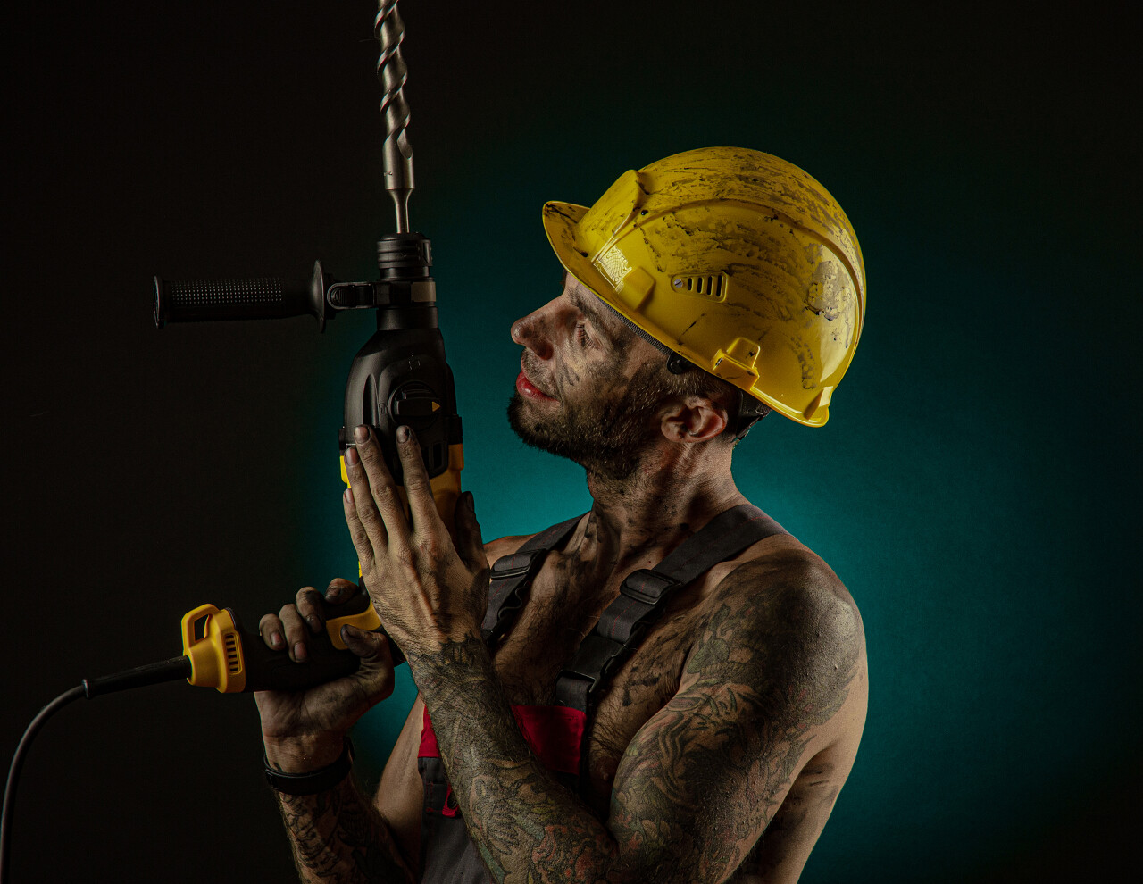 煤矿安全生产安全生产月工人的衣服和头盔肮脏