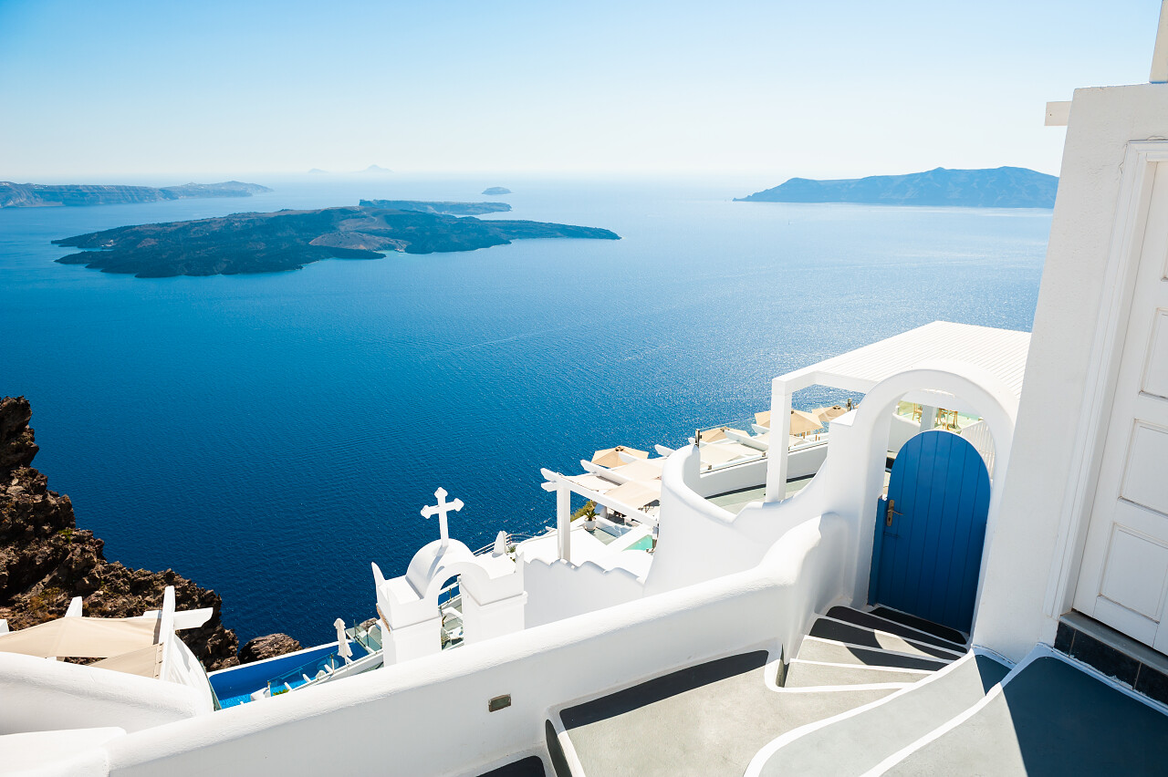 希腊圣托里尼岛上的白色建筑著名的旅游目的地放松