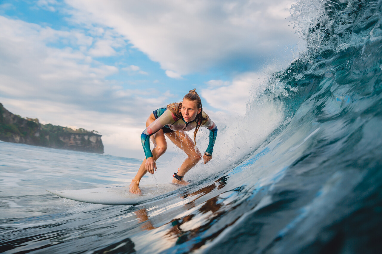 冲浪板上美丽的冲孩