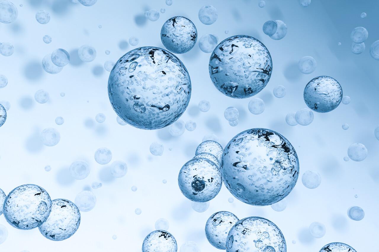 蓝色背景的水滴