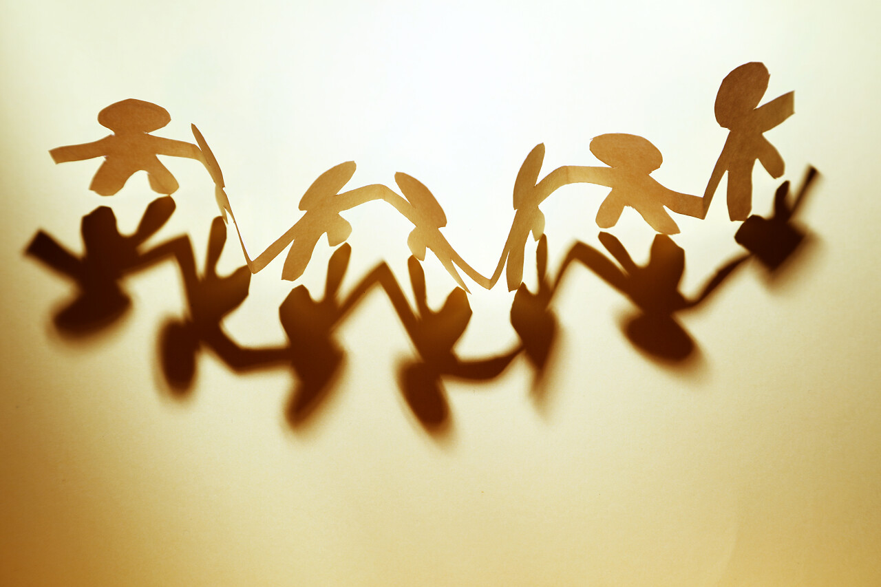 一组纸链人手拉手团结手势