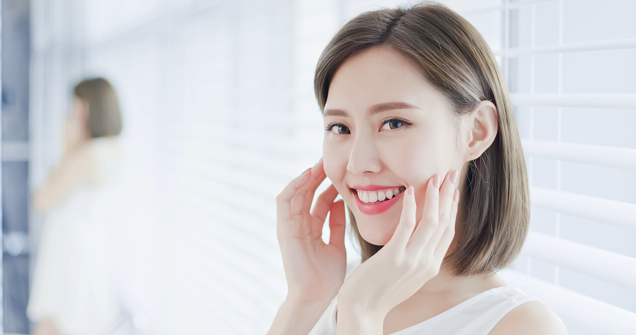 年轻的亚洲护理妇女高兴地触摸她的脸牙齿美白口腔牙齿口腔牙齿笑脸笑容