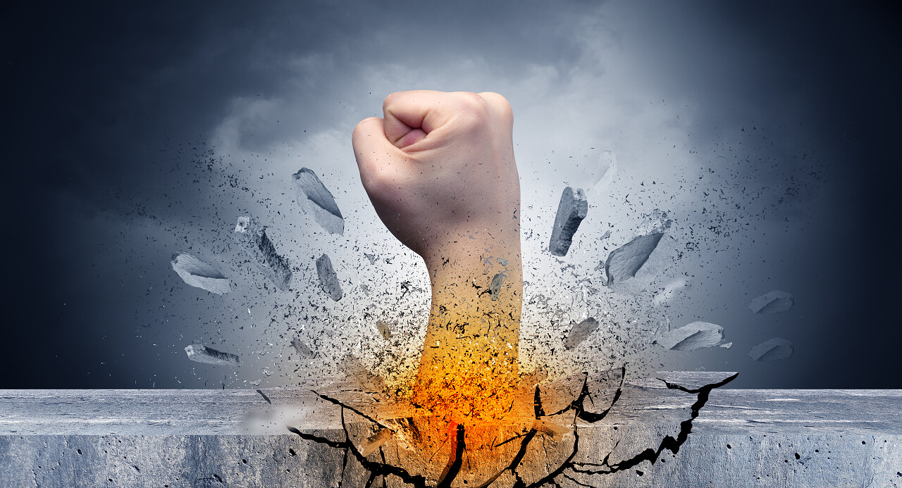 大手击打激烈打破了一个愚蠢的石墙奋斗拳头加油拳头315消费者权益日