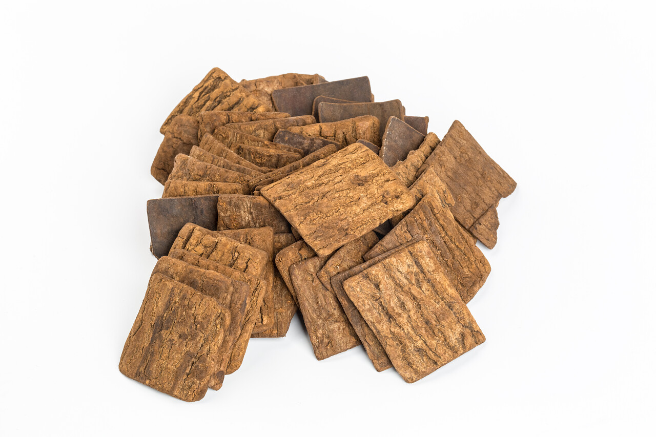 在白色背景上分离出紫杉木和中药