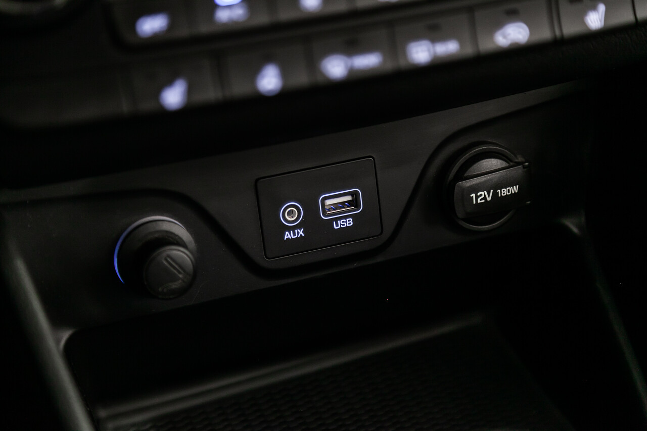 节能宣传关闭充电的汽车