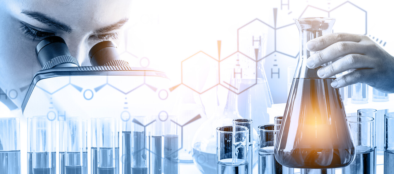 医学实验室微生物学和化学用仪器和显微镜和试管和玻璃瓶的双重暴露图像来用于医学研究