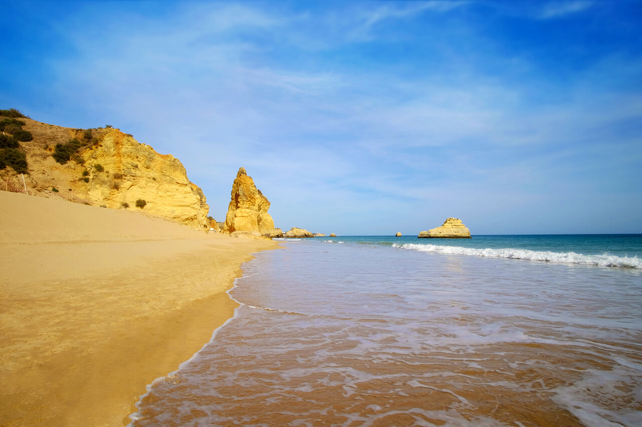 在阿尔加维的波尔蒂马奥欣赏卡拉诺西海滩和美丽的悬崖