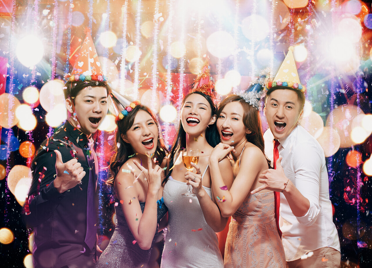 年轻人在夜总会享受生日派对笑脸笑容