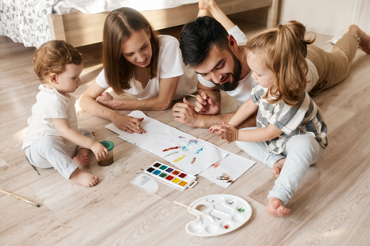 积极的爸爸妈妈孩子在纸上留下痕迹