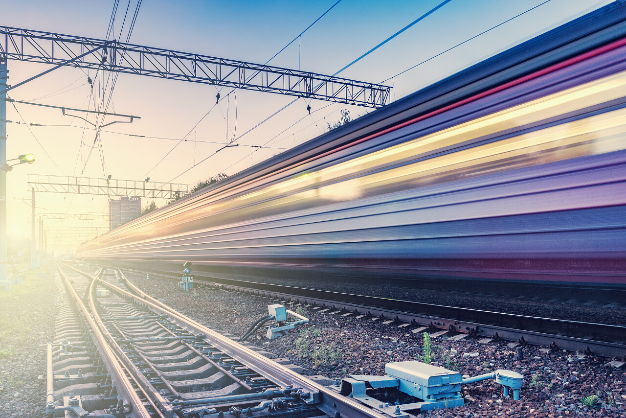 旅客列车在日落时快速移动