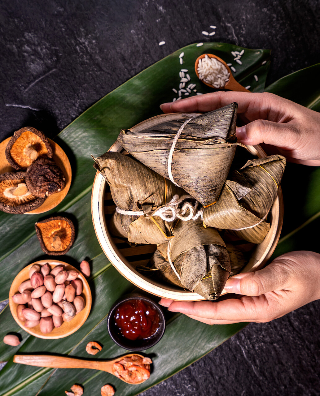 宗子热腾腾的热腾腾的蒸饭饺子在蒸锅里端午节