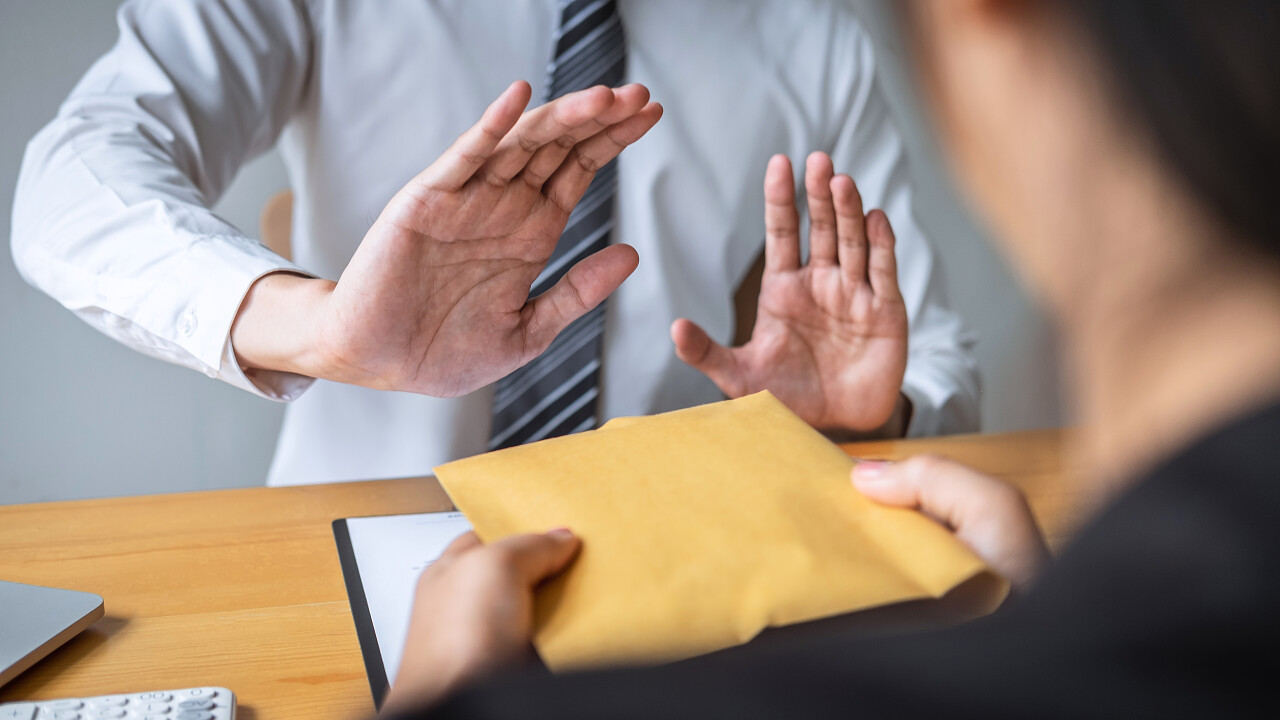 商人拒绝接受金融界人士寄来的收款人钞票接受投资协议