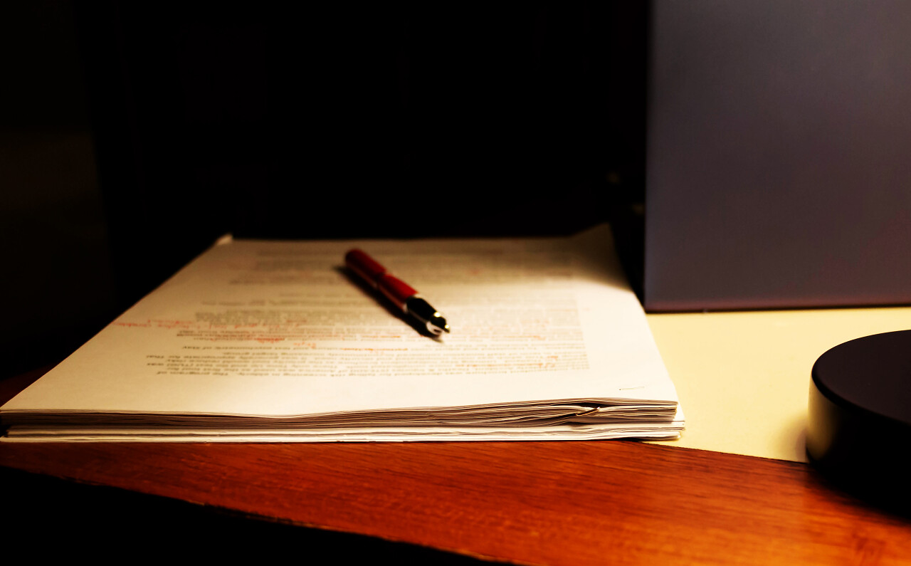 在桌子上纸张和计算机笔记本电脑