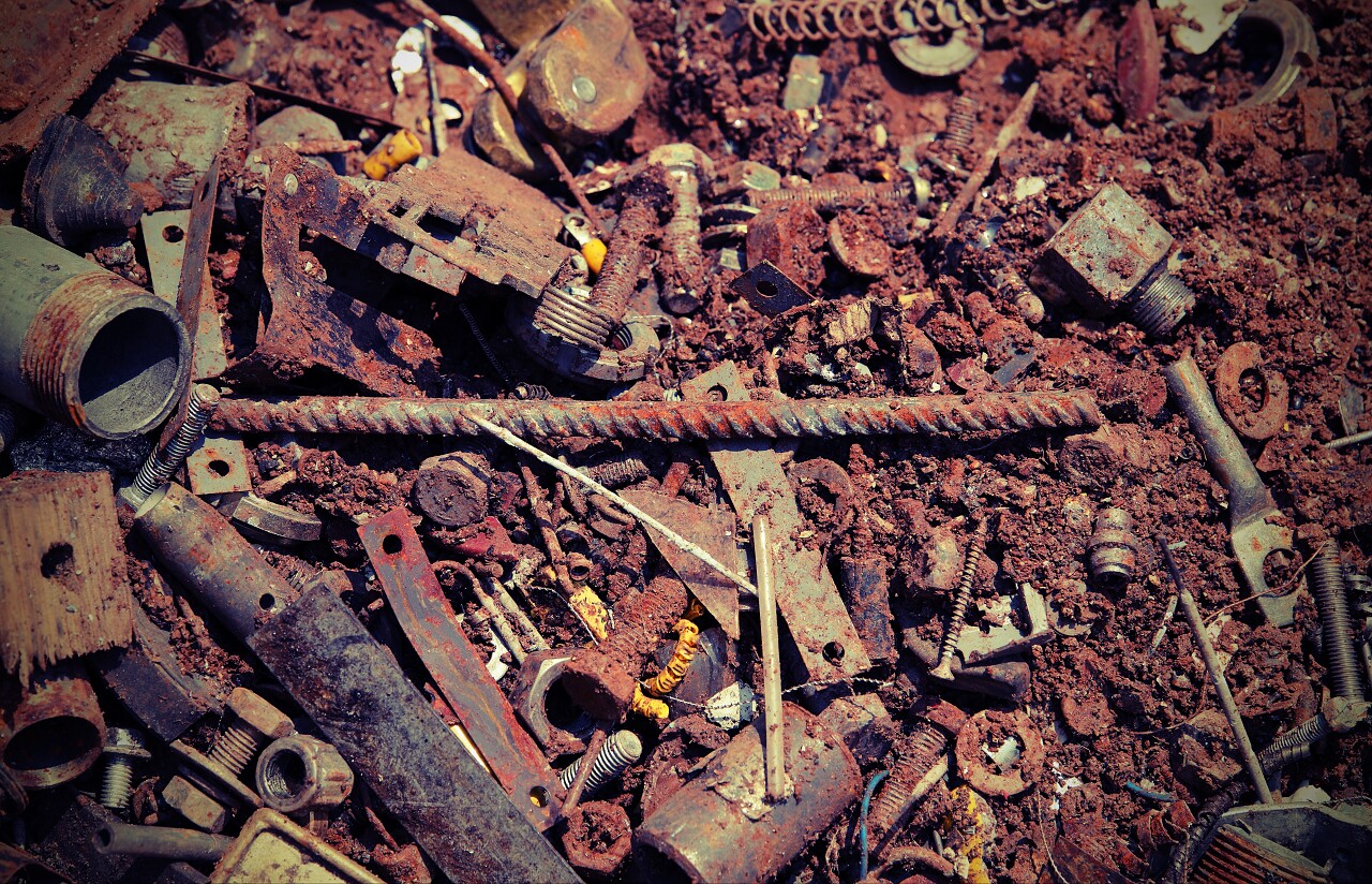 回收中心许多破损的废旧金属物体