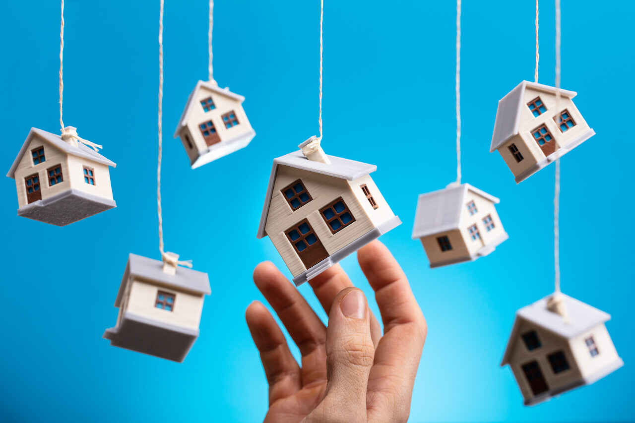 蓝色背景下的个人手持吊车模型房