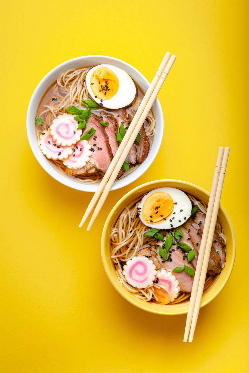 两碗日本面汤拉面配肉汤