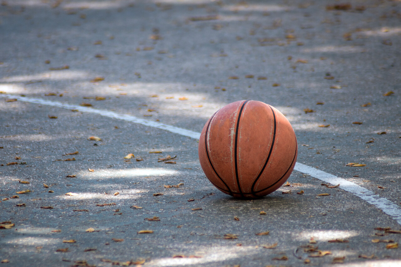 篮球在室外篮球场上休息