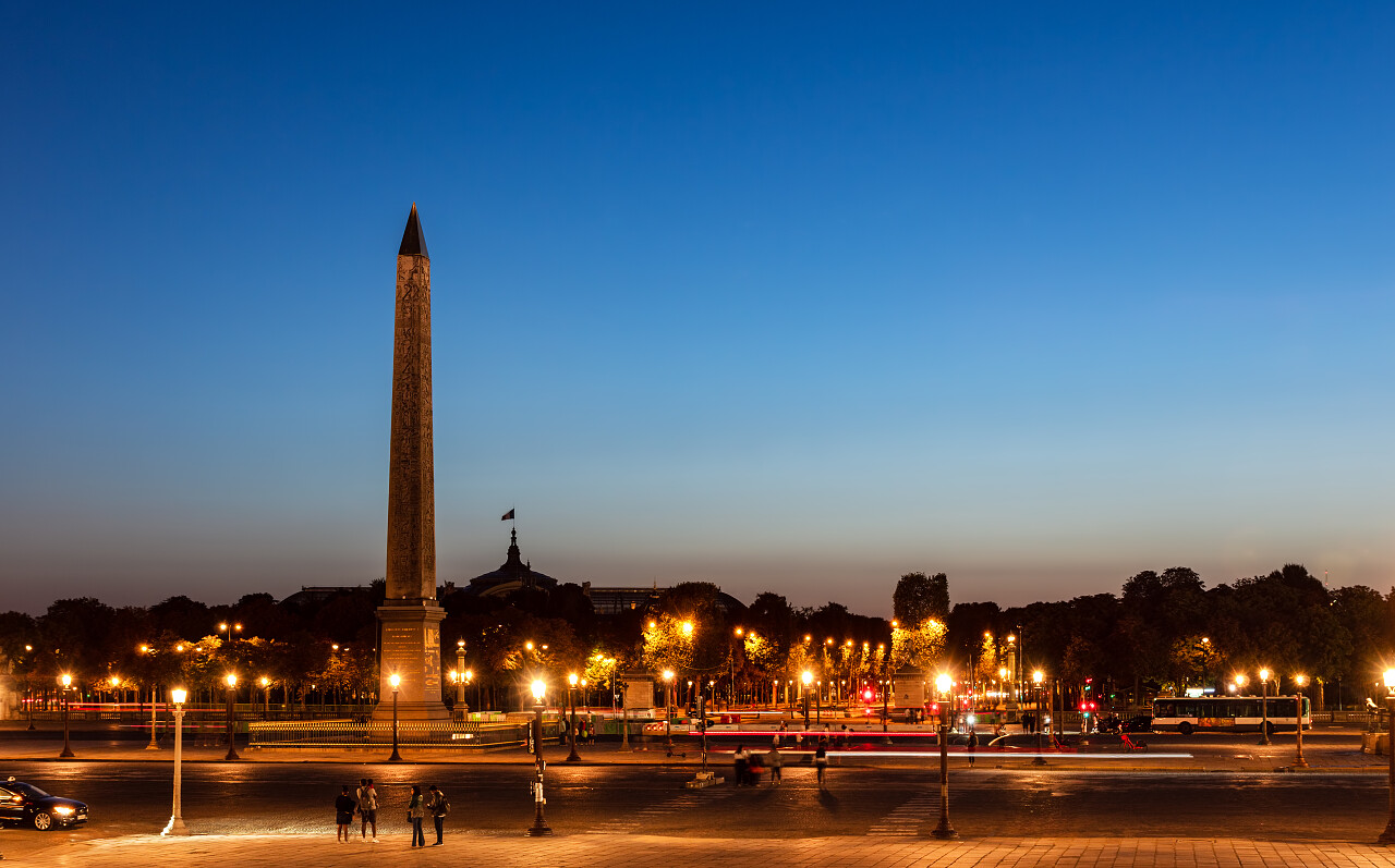 交通在协和广场在夜间与卢克索和大皇宫的方尖碑背景法国旅游