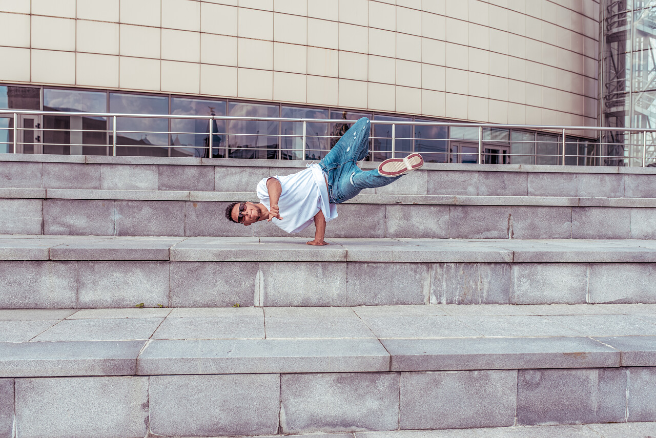 运动员男子在楼梯背景跳嘻哈活力青春活力