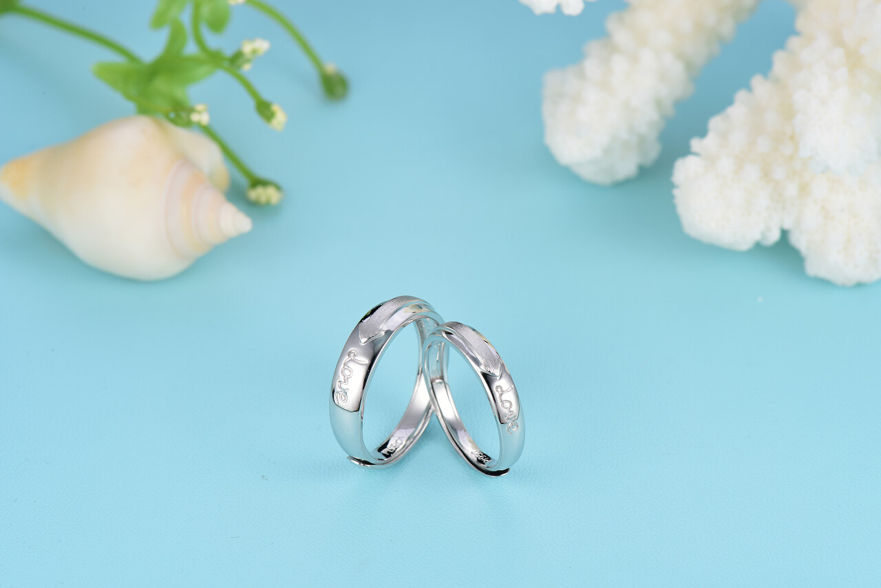 白色背景的结婚戒指和耳环七夕214情人节520情人节