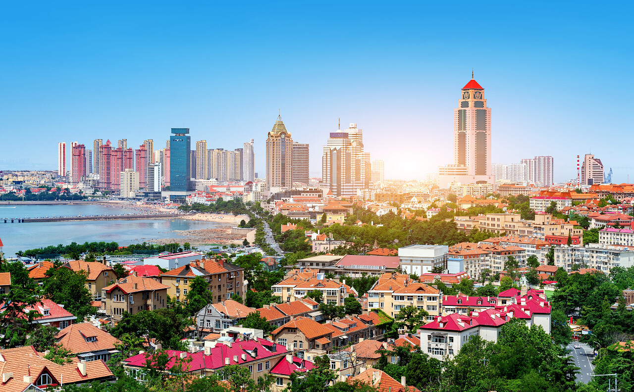 中国青岛市红顶与城市景观鸟瞰.青岛旅游