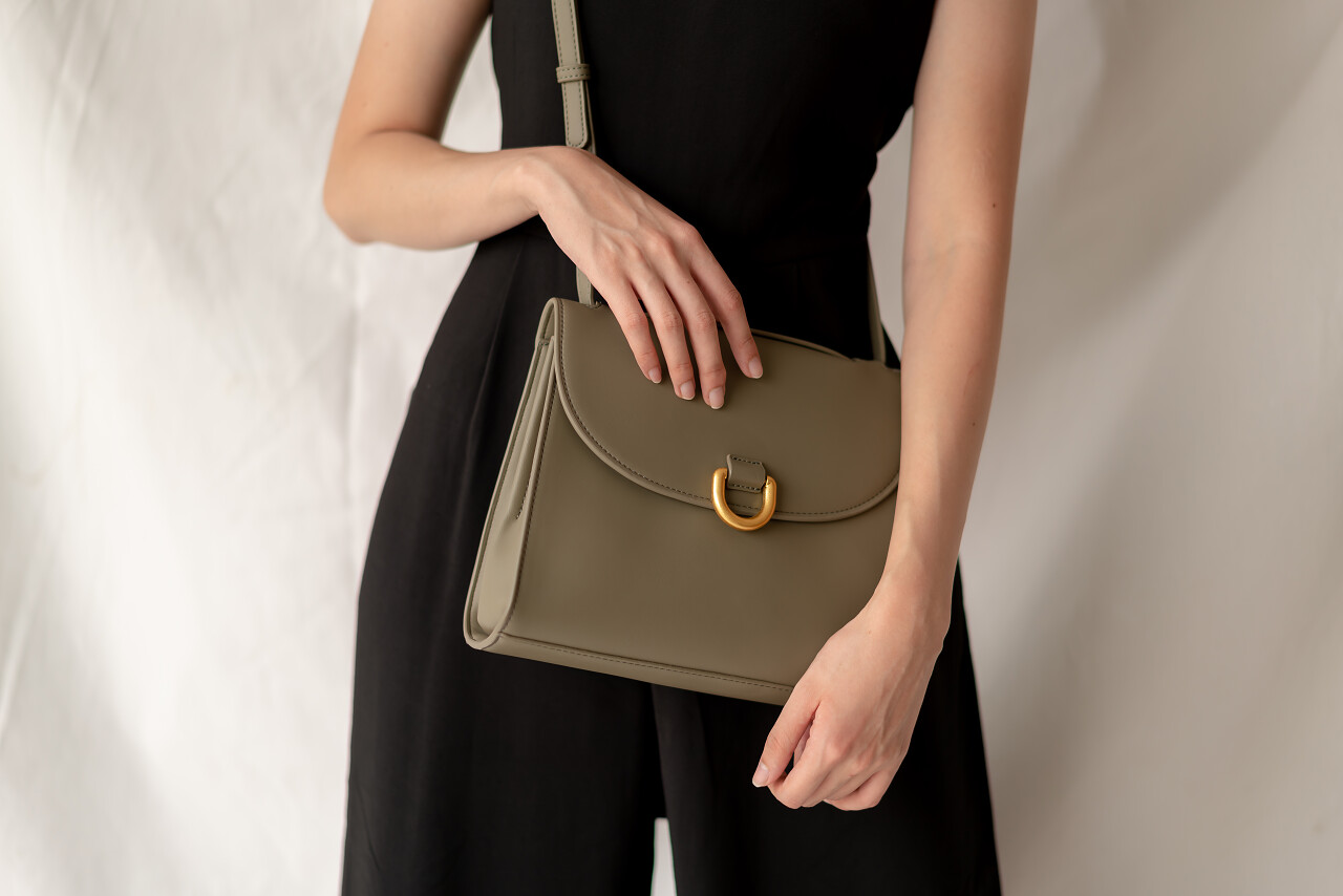 漂亮的女人皮革时装袋