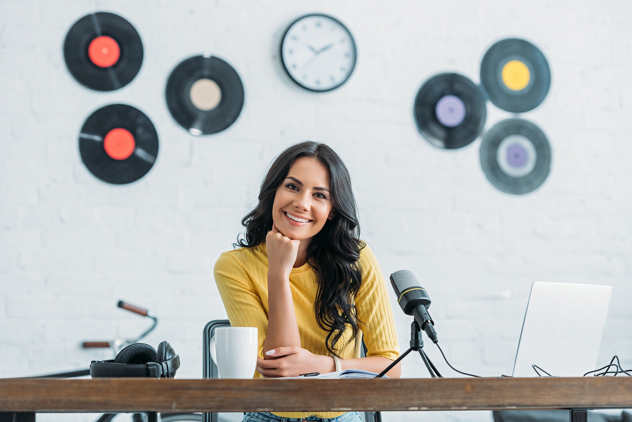 电台主持人微笑着对着镜头
