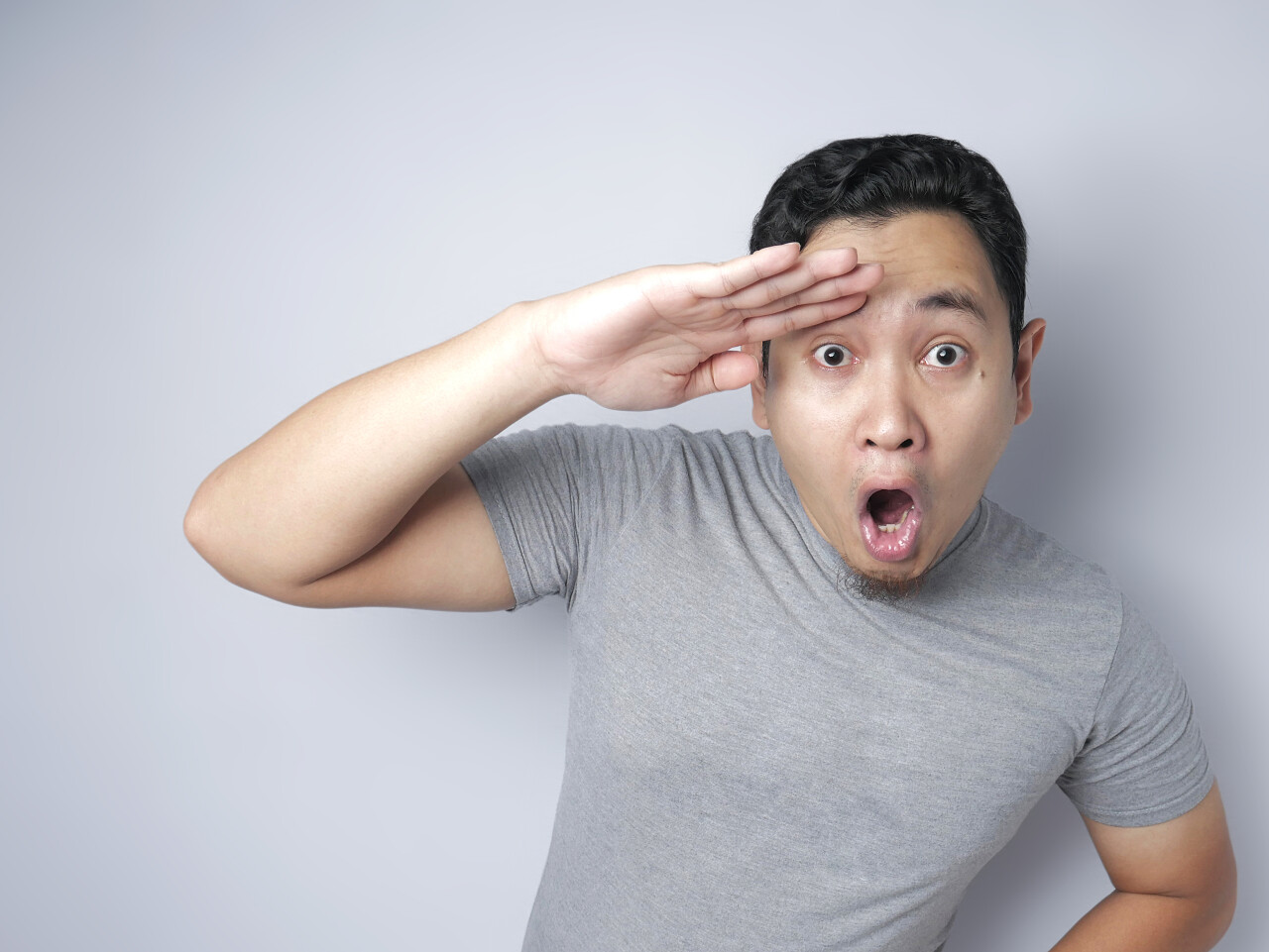 年轻风趣的亚洲男子的画像震惊