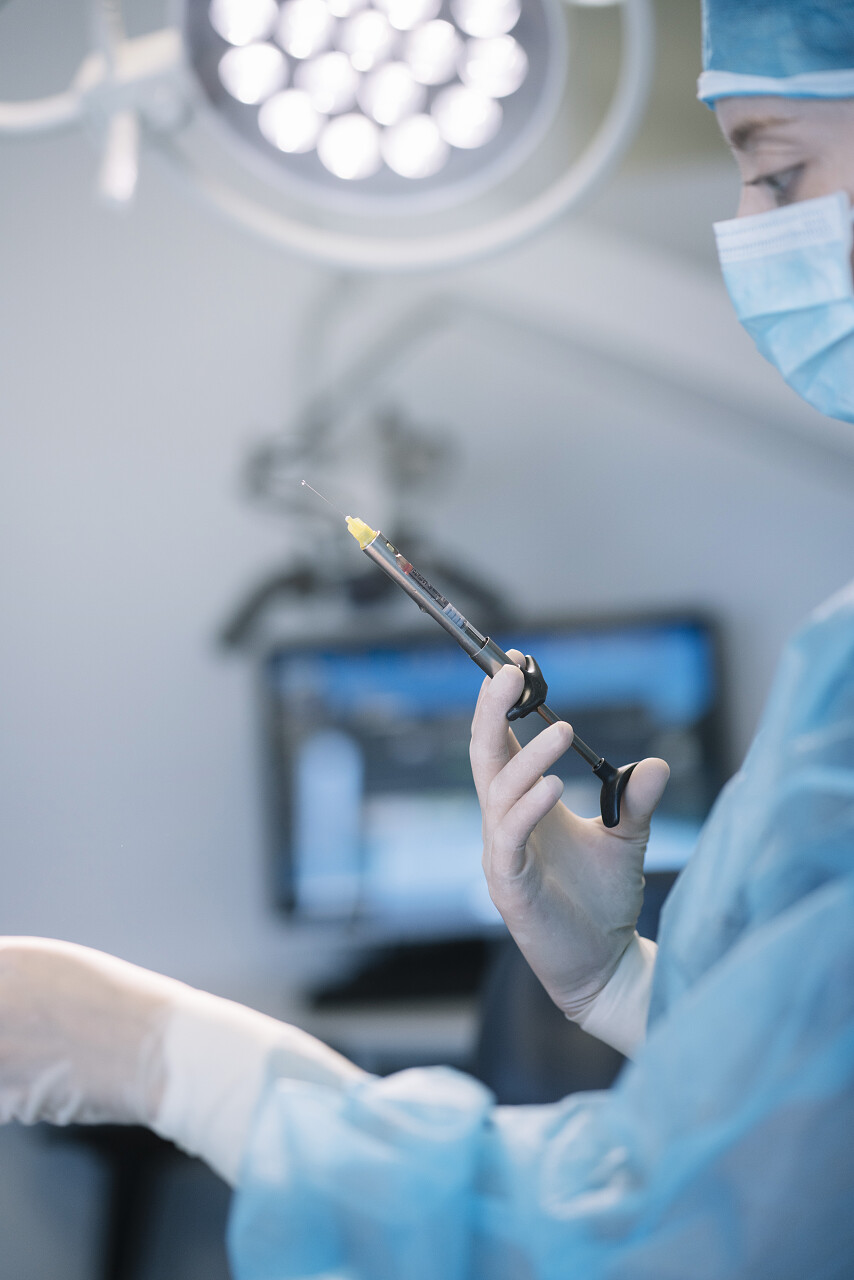 医生在手术室外科医生手术医生打针注射