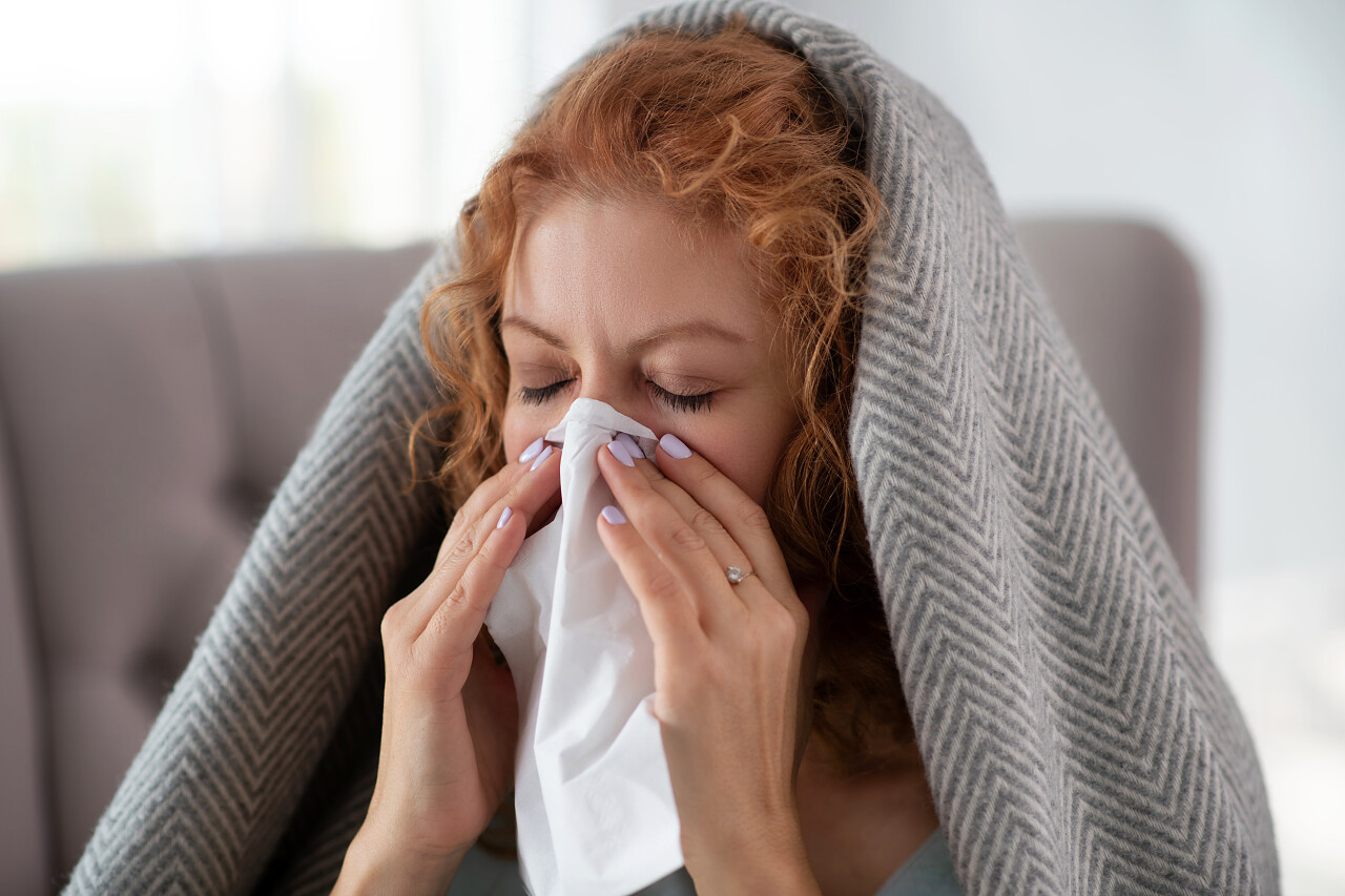 年轻女子打喷嚏