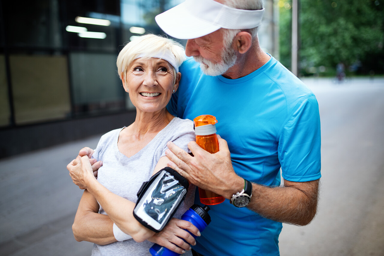 快乐的老年人夫妇为健康生活锻炼身体老人跑步运动健身跑步