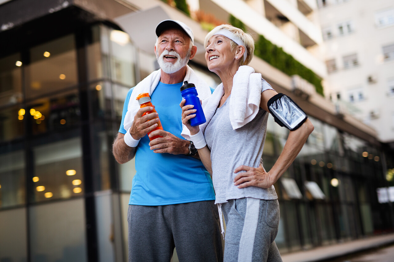 夫妇慢跑老人跑步运动健身跑步