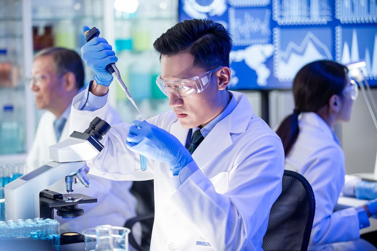亚洲科学家小组在实验室进行实验