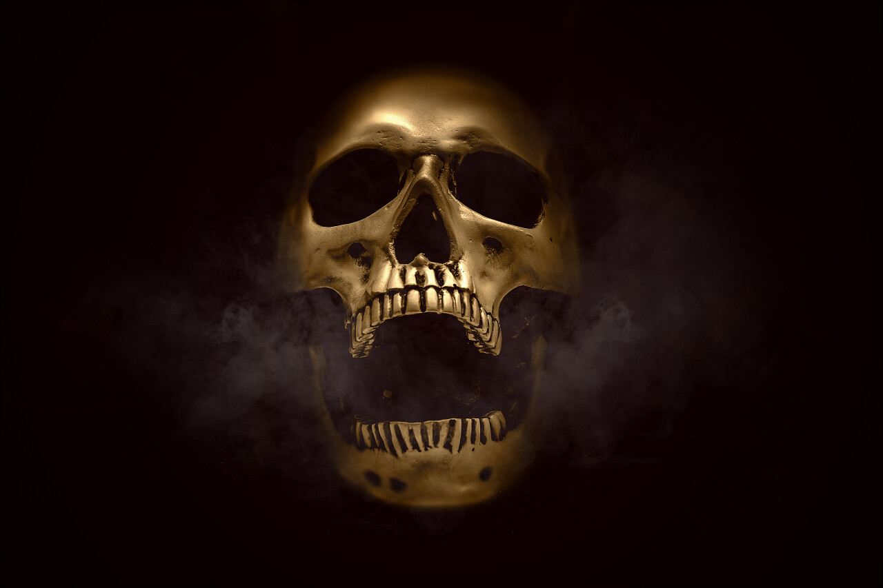黑烟背景下的人类头骨