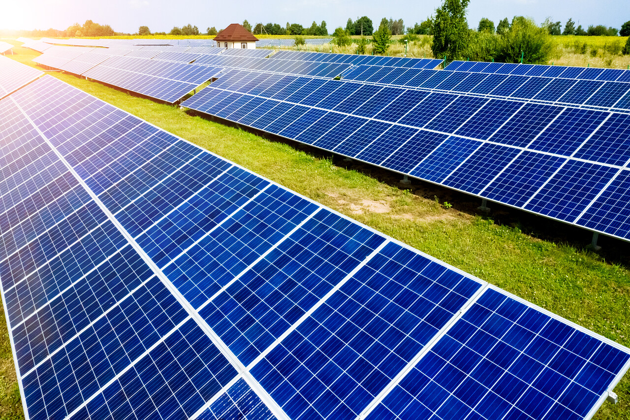 蓝色太阳镜的空中俯瞰