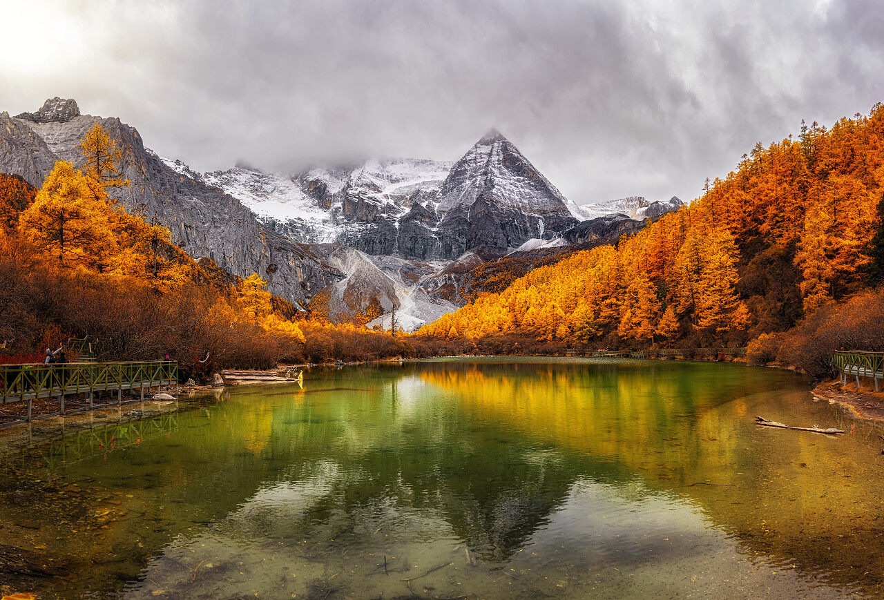 五彩缤纷的珠湖全景四川旅游·