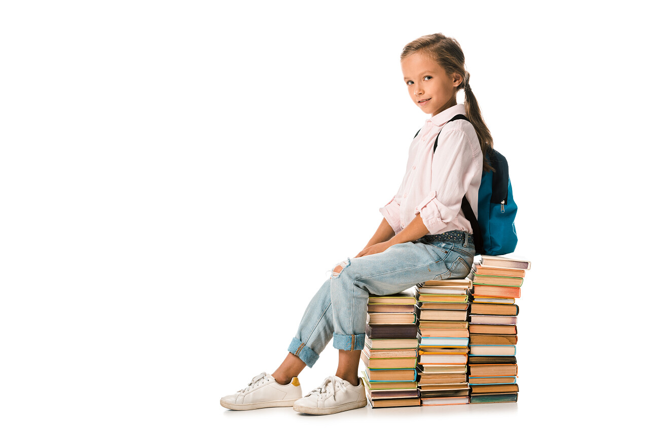 积极的学童坐在书本上学习提升读书分相会阅读世界读书日