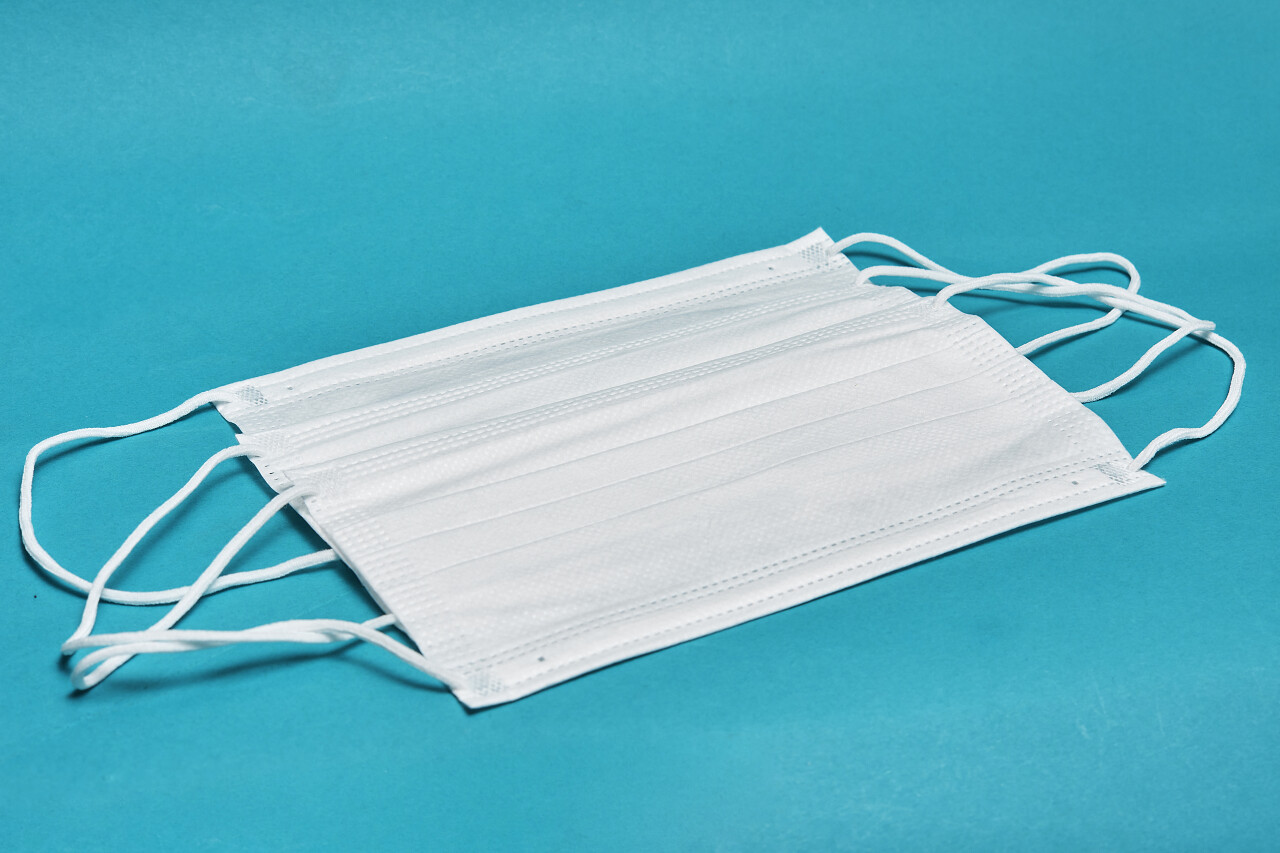 蓝色背景下外科口罩的特写