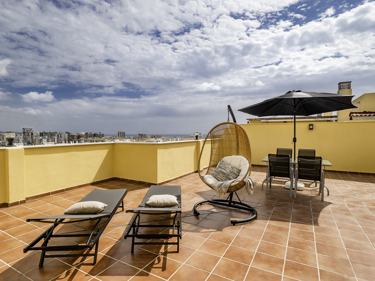 在充满阳光的阳台上