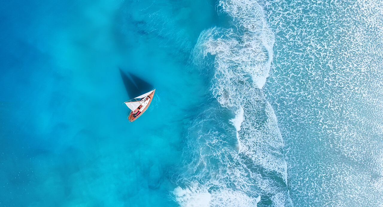 作为背景的海浪和海滩上的船