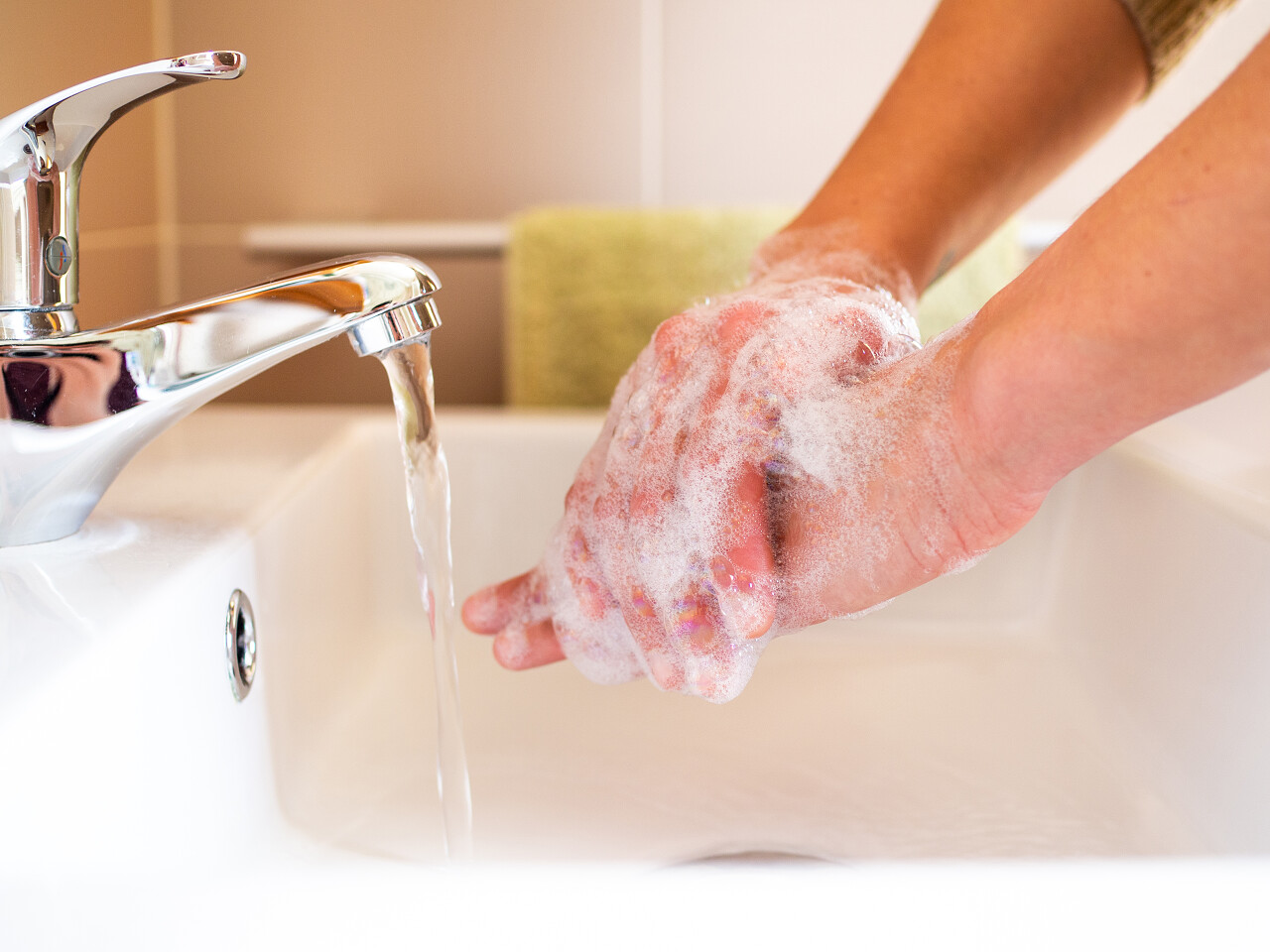 年轻女人在水槽里洗手