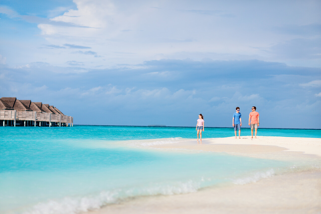 父亲和孩子们在热带岛屿享受夏季海滩度假