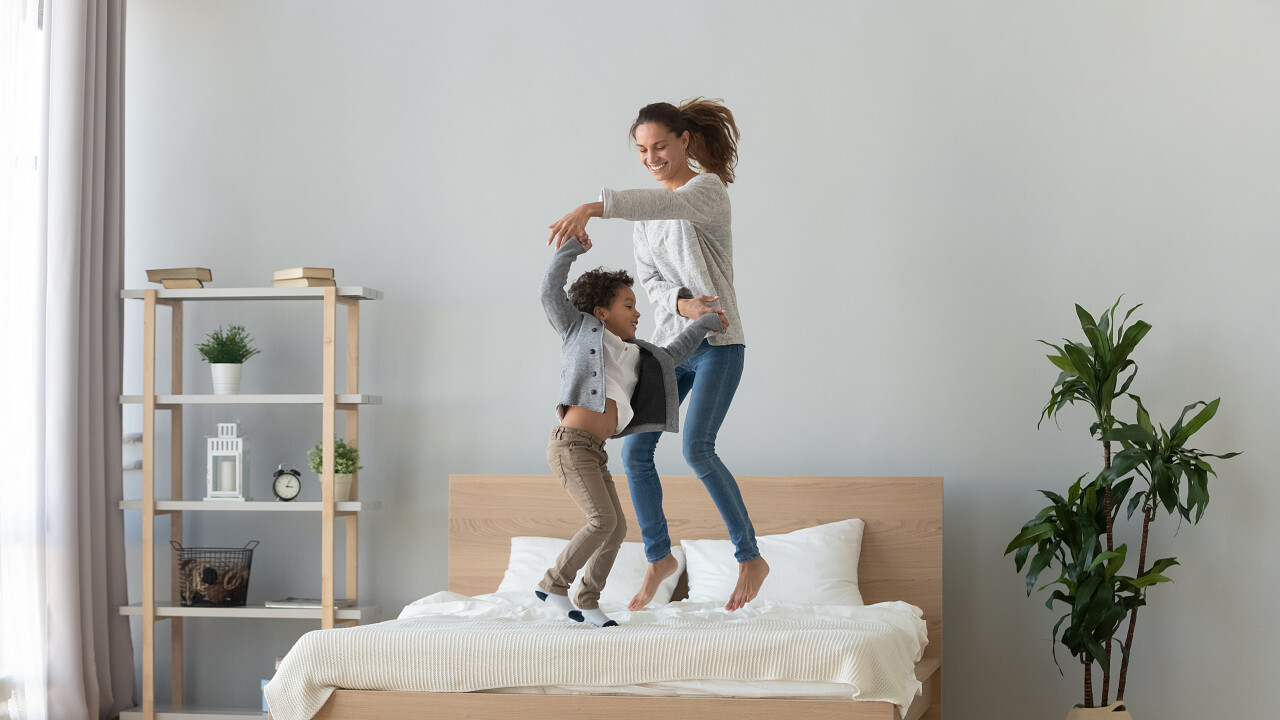 快乐的年轻单身妈妈和可爱的小混血儿