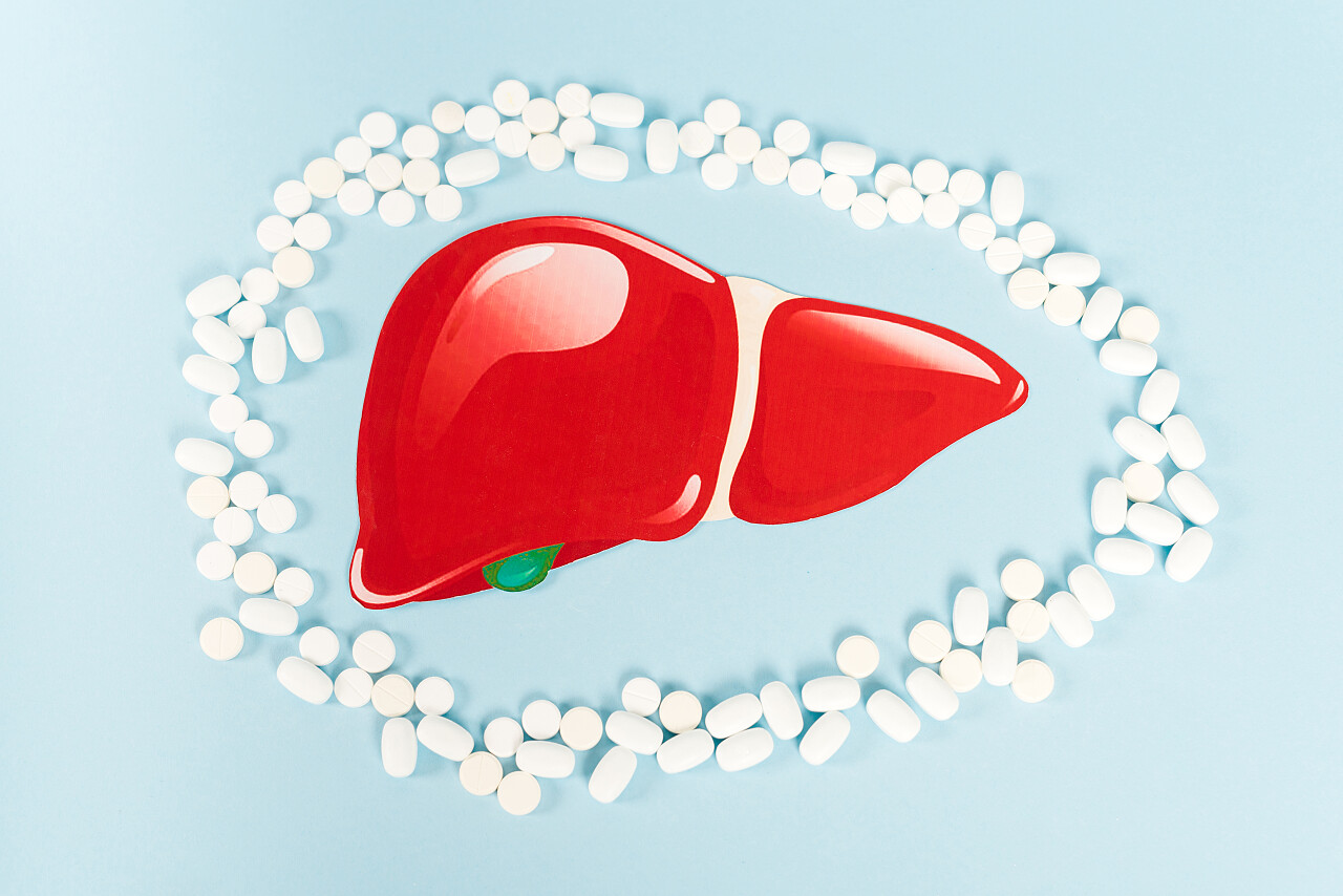 蓝色抽吸红肝附近的药丸全国爱肝日