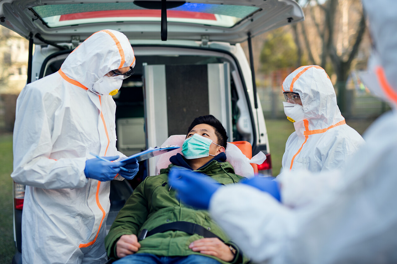 穿着防护服和呼吸器的人