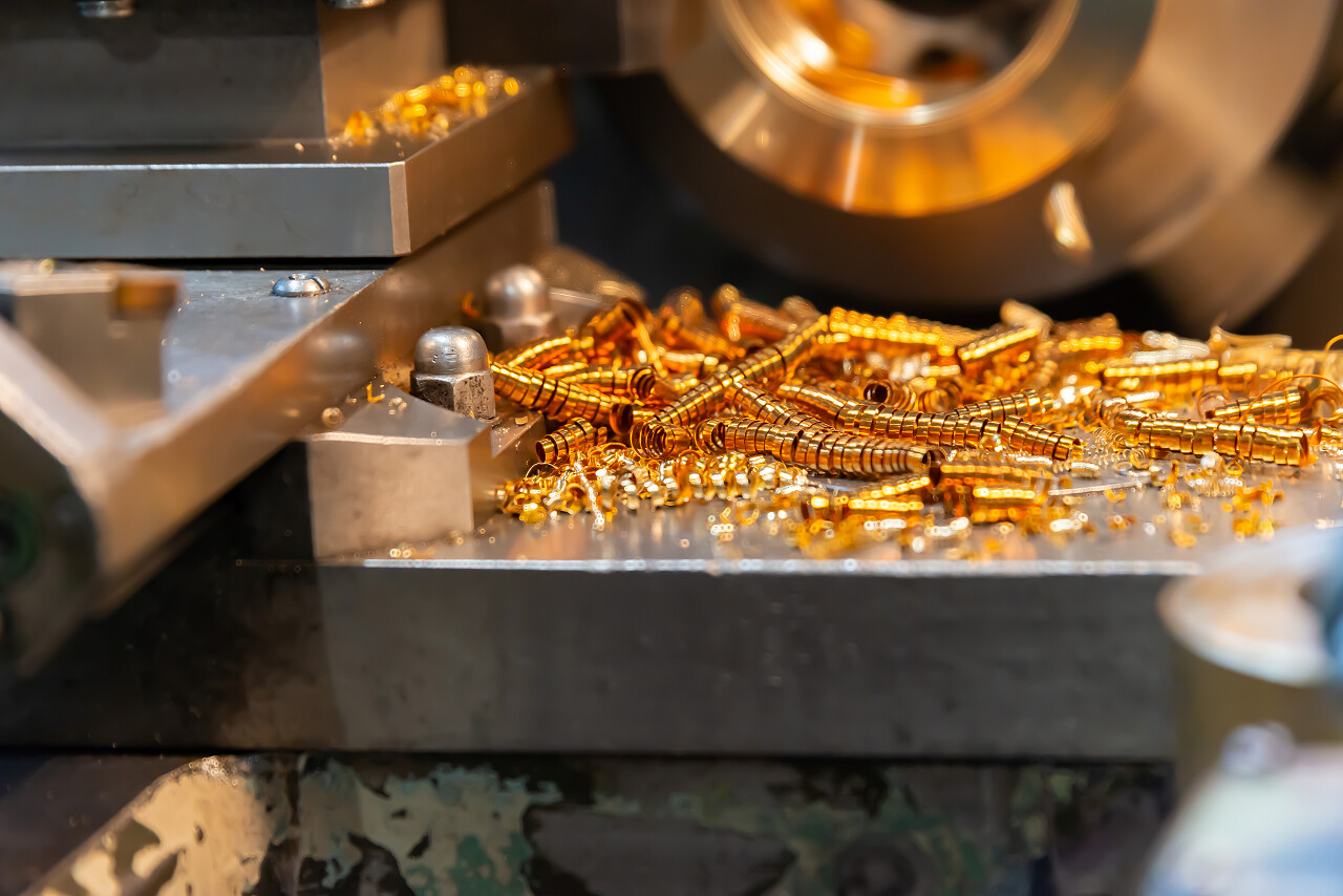 在车床上加工青铜