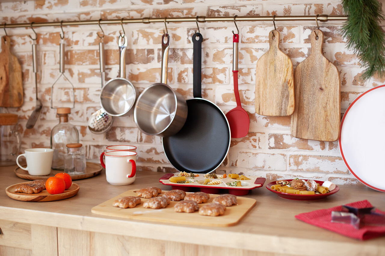 厨房内部装饰着红色装饰和圣诞装饰